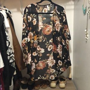 Dark floral kimono size M/L